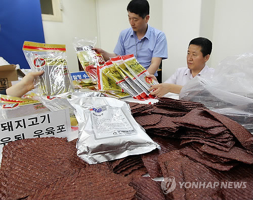 ▲ 사진 = 되지고기와 화학약품 등을 썩은 '불량 육포'.