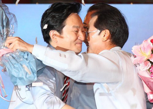 ▲ 홍준표 후보가 7.4 전당대회에서 당 대표로 선출되고 난 뒤 원희룡 후보와 포옹하고 있다. ⓒ연합뉴스