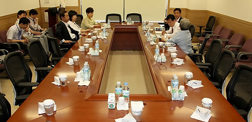 ▲ 5일 국회 의원회관에서 친이계 의원모임인 민생토론방이 열린 가운데 대다수 참석자들이 빠져 썰렁한 분위기를 연출하고 있다.  ⓒ연합뉴스