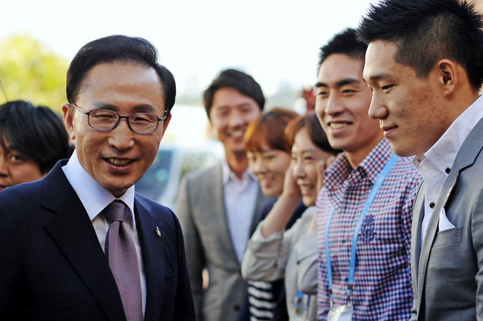 ▲ 이명박 대통령이 지난 3일(현지시간) 남아프리카공화국 더반 리버사이드호텔 내 2018평창동계올림픽 유치위 현장본부를 찾아 홍보대사인 모태범(오른쪽부터), 이승훈, 최민경, 이상화, 정준호와 함께 미소짓고 있다.ⓒ청와대