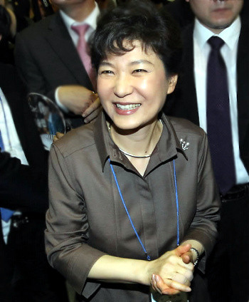 ▲ 박근혜 전 대표가 4일 제 12차 한나라당 전당대회에 참석, 활짝 웃고 있다.ⓒ 연합뉴스