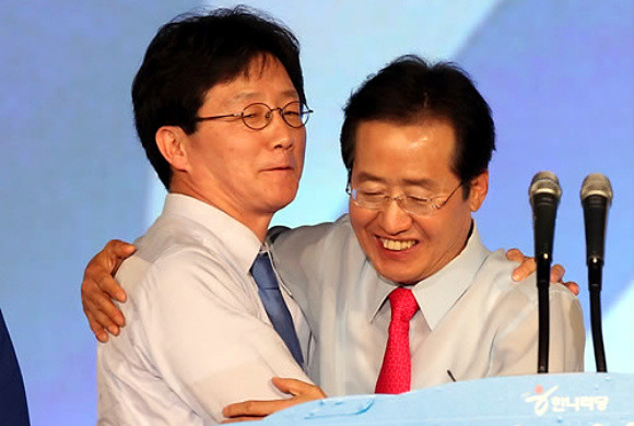 ▲ (왼쪽부터) 유승민 최고위원과 홍준표 대표가 4일 전대에서 결과가 발표된 뒤 포옹하고 있다. ⓒ 연합뉴스