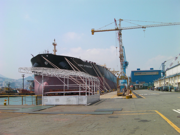▲ 마무리 작업 중인 선박. 한진중공업은 선박을 제때 납기하지 못해 하루 3만 달러의 돈을 선주에게 물어주고 있다.