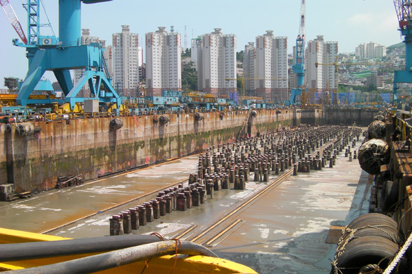 ▲ 길이 300미터의 도크. 일반인이 보기에는 거대하지만 여기서 건조할 수 있는 규모는 최대 12만톤급 벌크선이 고작이다. 세계 해운업계는 최소 18만톤 급 이상의 화물선을 원한다.