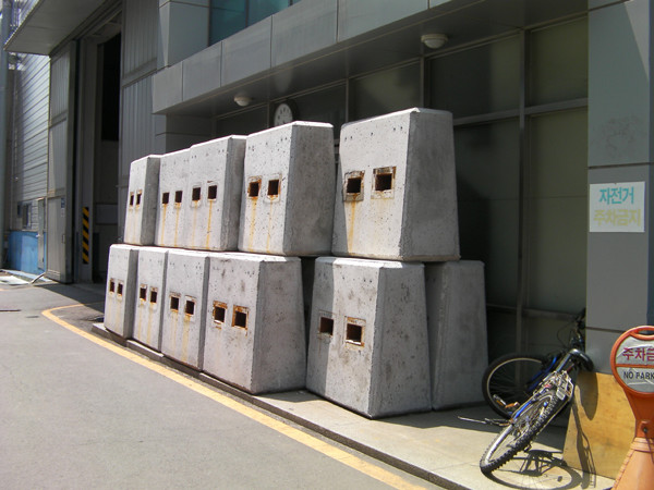 ▲ '희망버스' 일행이 망가뜨리고 간 조선소 건물. 회사에서 정문을 봉쇄했다. 희망버스는 한진중공업에 난입한 뒤 사무실과 조업장을 난장판으로 만들고 돌아갔다고 한다.