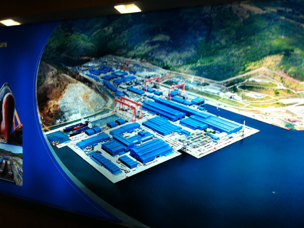 ▲ 한진중공업의 필리핀 수빅만 조선소 모습. 90만 평 부지에 대형도크 2개를 보유하고 있다. 2006년 완공 뒤 지금까지 20여 척 이상의 컨테이너선과 화물선을 수주했다. 필리핀 근로자들의 평균 임금은 월 400달러 선이다.