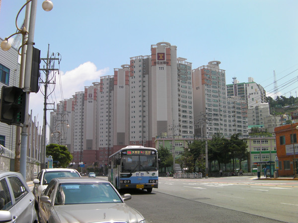 ▲ 한진중공업 맞은 편에는 대규모 아파트 단지가 들어서 있다. 희망버스 일행은 이 아파트 단지도 엉망으로 만들었다고 했다.