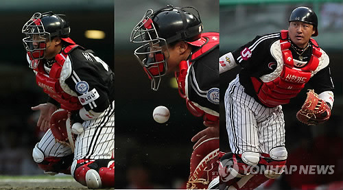 ▲ 사진 = 앉아 쏴! 조인성의 역동적 모습.