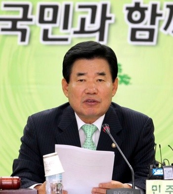 ▲ 김진표 원내대표가 6일 오전 영등포 민주당사에서 열린 최고위원회의에서 오세훈 시장이 추진하는 무상급식 주민투표를 철회하라고 발언하고 있다.ⓒ 연합뉴스