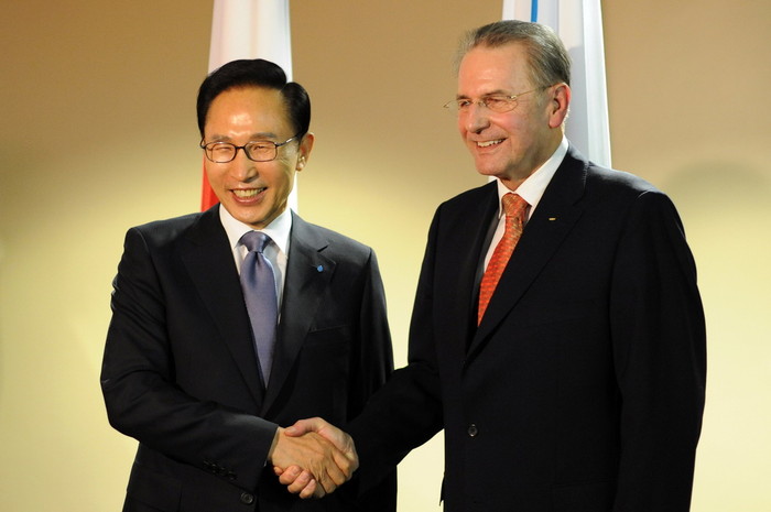 ▲ 이명박 대통령이 5일 오후(현지시간) 남아프리카공화국 더반 ICC를 방문, 자크 로게 IOC 위원장과 악수하고 있다. ⓒ청와대