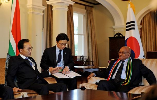 ▲ 이명박 대통령이 5일(현지시간) 남아프리카공화국 더반시 대통령 숙소인 킹스하우스에서 제이콥 주마 대통령과 한-남아공 정상회담을 하고 있다. ⓒ청와대