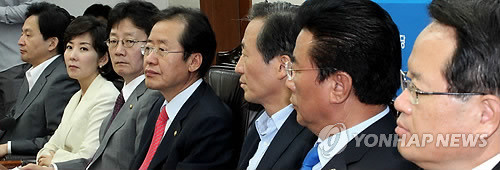 ▲ 한나라당 홍준표 대표가 6일 여의도당사에서 열린 최고중진연석회의에서 의원들의 발언을 경청하고 있다. ⓒ연합뉴스