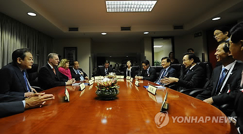 ▲ 사진 = 이명박 대통령이 5일 오후(현지시간) 남아프리카공화국 더반 ICC를 방문, 자크 로게 IOC 위원장, 이건희 회장, 평창 유치위 PT대표단과 환담하고 있다.