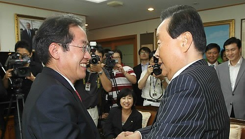 ▲ 한나라당 홍준표 대표가 6일 오후 서울 동작구 상도동 김영삼 전 대통령 자택을 방문, 김영삼 전 대통령과 인사를 나누고 있다. ⓒ연합뉴스