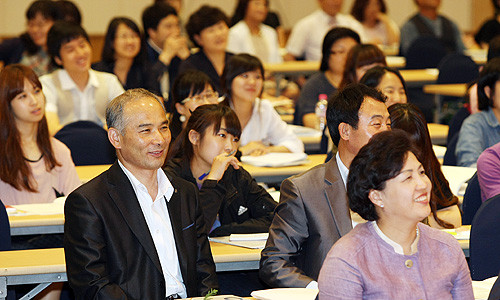 ▲ 정부 정책에 비해 사회적 기업에 대한 일반인들의 관심은 아직 그리 높지 않다. 하지만 이날 설명회에는 남녀노소를 떠나 많은 이들이 모여 큰 호응을 이끌어 냈다. ⓒ 뉴데일리