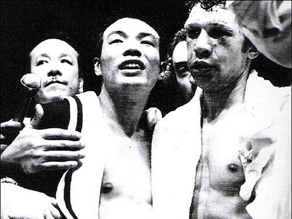 ▲ 1974년 우리나라 최초로 세계 챔피언을 차지한 홍수환(가운데). 오른쪽이 타이틀을 빼앗긴 아놀드 테일러다.