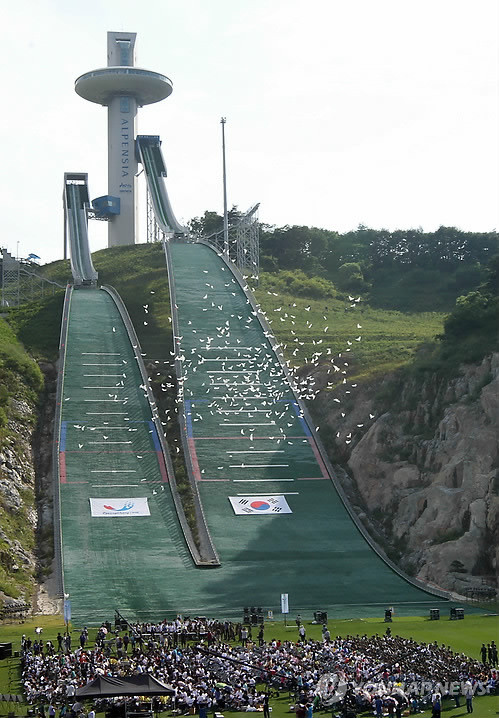 ▲ 2018평창동계올림픽 개최지 결정일인 6일 강원 평창군 알펜시아리조트 스키점프대 앞에서 주민들이 비둘기 모양의 풍선을 날리며 유치를 기원하고 있다. ⓒ 연합뉴스