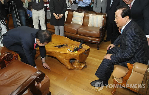 ▲ 한나라당 홍준표 대표가 6일 오후 서울 동작구 상도동 김영삼 전 대통령 자택을 방문, 김영삼 전 대통령에게 큰절을 하고 있다. ⓒ연합뉴스