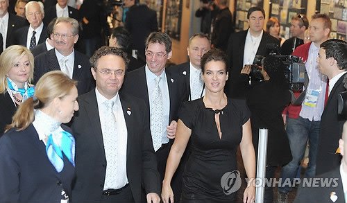 ▲ 카타리나 비트 등 뮌헨 동계올림픽 유치위 관계자들이 6일 오후 국제올림픽위원회(IOC) 총회가 열린 남아공 더반 국제컨벤션센터에서 프리젠테이션(PT)을 마친 뒤 기자회견장으로 이동하고 있다.