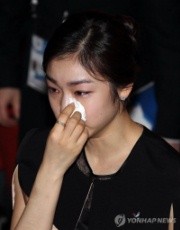 ▲ 평창유치위 홍보대사인 김연아가 6일(현지시간) 남아프리카공화국 더반 국립컨벤 센터에서 열린 2018동계올림픽 개최도시 발표식에서 평창 유치가 발표된 뒤 눈물을 닦으며 걸어나오고 있다.  ⓒ연합뉴스