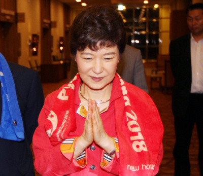 ▲ 2018 동계올림픽 개최지 결정일인 6일 박근혜 전 대표가 강원 평창군 알펜시아리조트 컨벤션센터에서 열린 한나라당 동계올림픽유치 특별위원회 회의를 마치고 나가면서 두손을 모으고 있다. ⓒ 연합뉴스