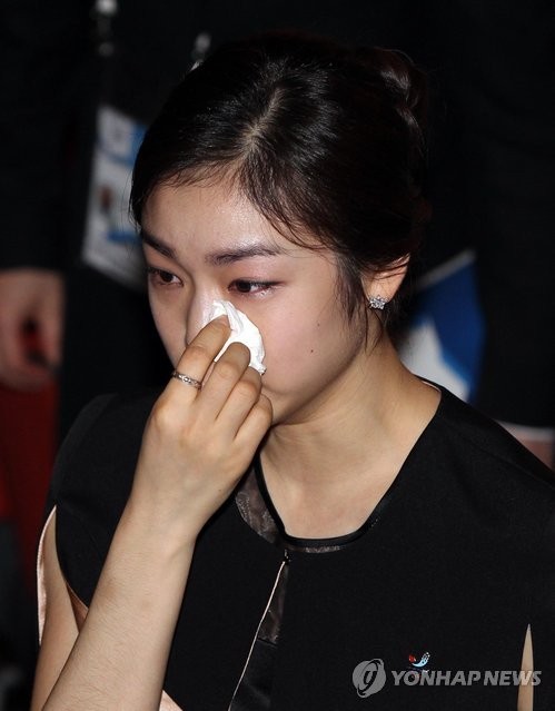 ▲ 평창유치위 홍보대사인 김연아가 6일(현지시간) 남아프리카공화국 더반 국립컨벤 센터에서 열린 2018동계올림픽 개최도시 발표식에서 평창 유치가 발표된 뒤 눈물을 닦으며 걸어나오고 있다.