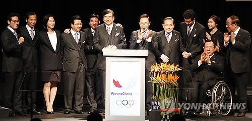 ▲ 이명박 대통령, 조양호 평창유치위원장 등 프리젠테이션단이 이 6일(현지시간) 남아공 더반 국제컨벤션센터에서 열린 2018평창동계올림픽유치위 프리젠테이션을 마친 뒤 함께 단상에서 박수치고 있다. ⓒ연합뉴스
