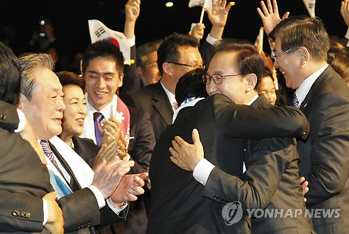 ▲ 이명박 대통령과 평창 2018동계올림픽유치위원회 관계자 등이 6일 오후(현지시간) 남아공 더반 국제컨벤션센터에서 열린 국제올림픽위원회(IOC) 총회에서 평창 유치가 발표되자 환호하고 있다. ⓒ연합뉴스