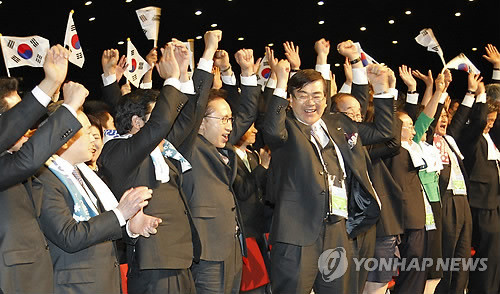 ▲ 이명박 대통령과 평창 2018동계올림픽유치위원회 관계자 등이 6일 오후(현지시간) 남아공 더반 국제컨벤션센터에서 열린 국제올림픽위원회(IOC) 총회에서 평창 유치가 발표되자 환호하고 있다. ⓒ연합뉴스