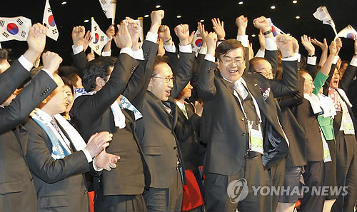 ▲ 이명박 대통령과 평창 2018동계올림픽유치위원회 관계자 등이 6일 오후(현지시간) 남아공 더반 국제컨벤션센터에서 열린 국제올림픽위원회(IOC) 총회에서 평창 유치가 발표되자 환호하고 있다.ⓒ연합뉴스