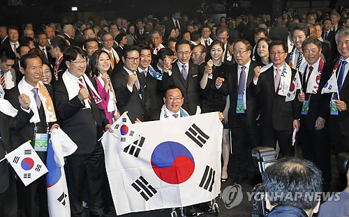 ▲ 이명박 대통령과 평창 2018동계올림픽유치위원회 관계자 등이 6일 오후(현지시간) 남아공 더반 국제컨벤션센터에서 열린 국제올림픽위원회(IOC) 총회에서 평창 유치가 발표되자 환호하고 있다. ⓒ연합뉴스