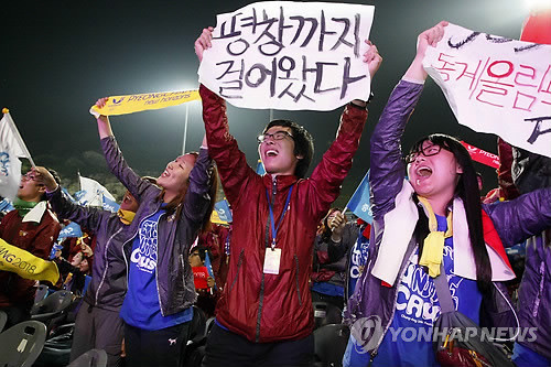 ▲ 2018동계올림픽 개최지가 평창으로 결정된 7일 0시 20분 강원 평창군 알펜시아리조트 스키점프대 앞에서 유치 염원을 위해 대국민 응원전을 펼친 참가자들이 환호하고 있다. ⓒ연합뉴스
