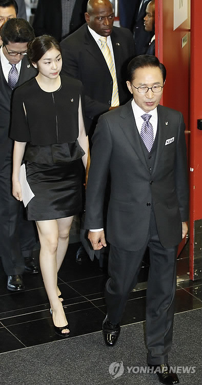 ▲ 이명박 대통령과 김연아가 6일 오후 남아공 더반 국제컨벤션센터에서 열린 국제올림픽위원회(IOC) 총회에서 평창 유치 프레젠테이션(PT)을 위해 입장하고 있다. ⓒ연합뉴스