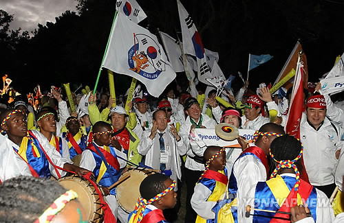 ▲ 사진=6일(현지시간) 오후 남아공 더반 리버사이드호텔 앞에서 평창 주민들과 남아공 사물놀이패가 동계올림픽 유치 확정에 대한 기쁨의 뒷풀이 행사를 열고 있다.