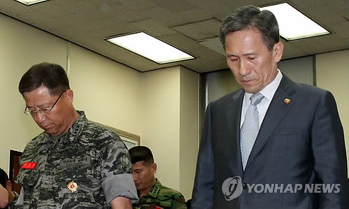 ▲ 김관진 국방장관과 유낙준 해병대 사령관이 7일 국회 국방위원회에서 총기사고 희생 장병에 대해 묵념을 하고 있다. ⓒ연합뉴스