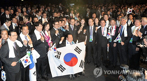 ▲ 사진=이명박 대통령과 평창 2018동계올림픽유치위원회 관계자 등이 6일 오후(현지시간) 남아공 더반 국제컨벤션센터에서 열린 국제올림픽위원회(IOC) 총회에서 평창 유치가 발표되자 환호하며 기념촬영을 하고 있다.