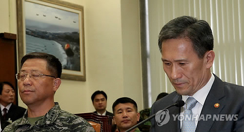 ▲ 김관진 국방장관과 유낙준 해병대 사령관이 7일 국회 국방위원회에서 굳은 표정으로 앉아 있다. ⓒ연합뉴스