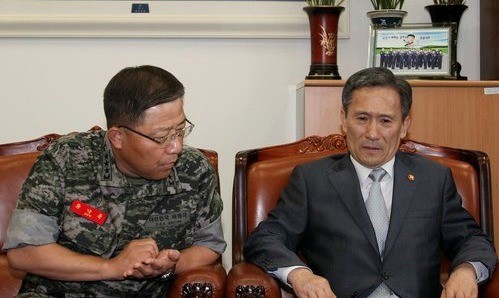▲ 김관진 국방장관과 유낙준 해병대 사령관이 7일 국회 국방위원장실에서 대화를 나누고 있다. ⓒ연합뉴스