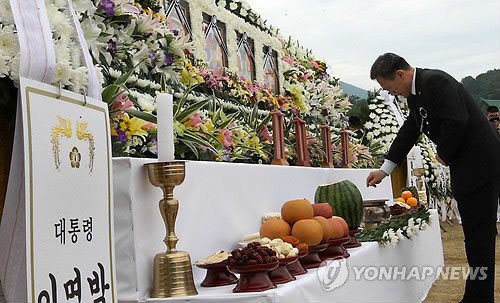 ▲ 6일 오전 경기도 성남 국군수도병원에서 해병대 총기사건으로 숨진 해병대원 4명에 대한 합동영결식이 해병대장으로 열려 김관진 국방부장관이 분향하고 있다. ⓒ연합뉴스