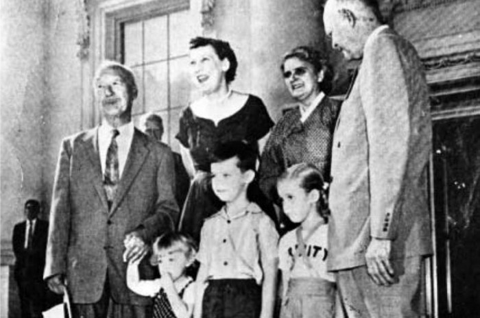 ▲ 1954년 워싱턴 백악관에서 미국 아이젠하워 대통령 부부 및 손자손녀와 함께.