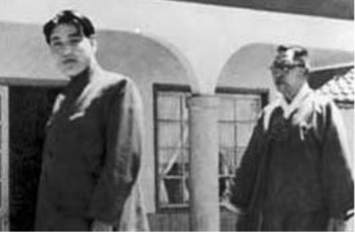 ▲ 1948년 4월, 북한에 들어간 김구가 평양에서 김일성 뒤를 따르고 있다.