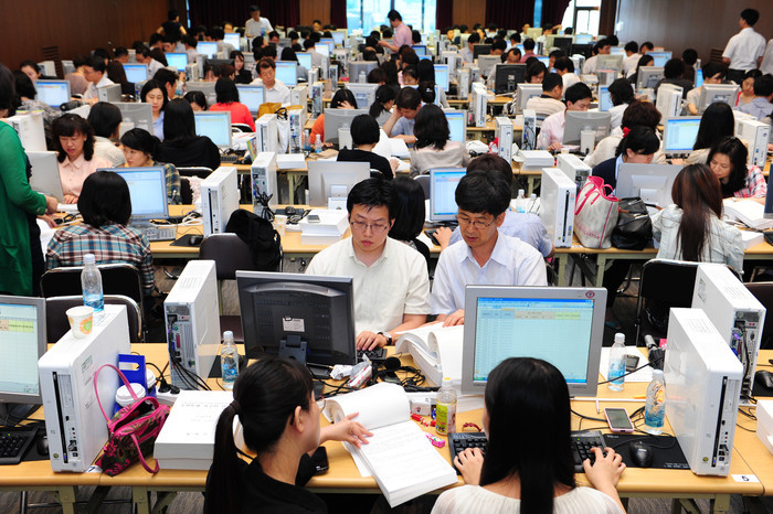 ▲ 서울시 직원들이 전면세금급식 주민투표 서명부를 검증하는 모습ⓒ뉴데일리