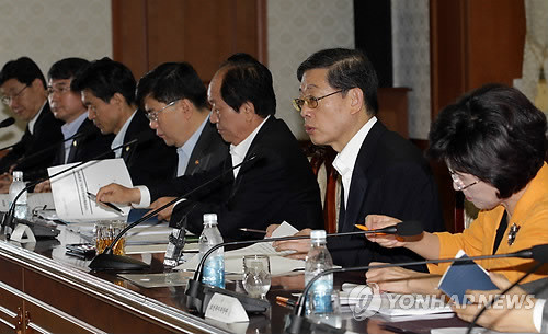 ▲ 김황식 국무총리가 8일 오전 정부중앙청사에서 열린 제1차 친서민대책점검회의에서 모두발언하고 있다. ⓒ 연합뉴스