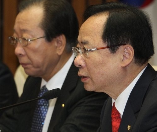 ▲ 한나라당 이주영 정책위의장이 8일 국회에서 열린 주요당직자회의에서 올바른 역사관을 심어주기 위해 편향된 역사교과서를 바로 잡아야 한다고 발언하고 있다. ⓒ연합뉴스