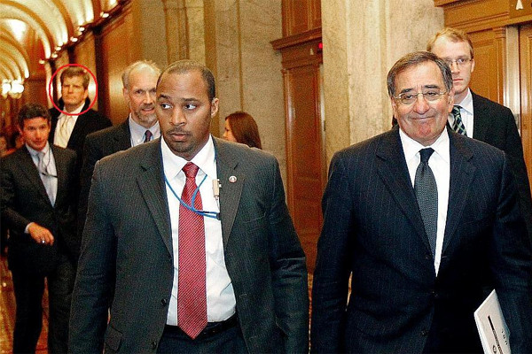 ▲ 사진 속 붉은 동그라미 속 인물이 '존'이다.