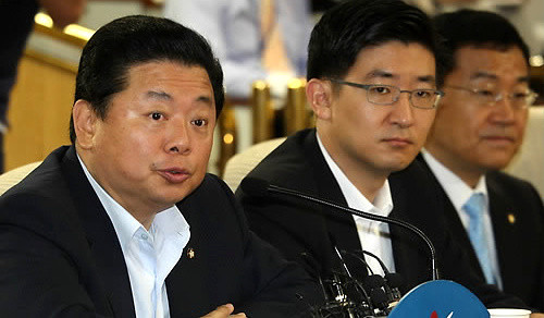 ▲ 한나라당 구상찬 정책위부의장(좌)이 8일 국회에서 열린 주요당직자회의에서 평창동계올림픽의 효과에 대해서 적극적으로 홍보해야 한다고 발언하고 있다. ⓒ연합뉴스