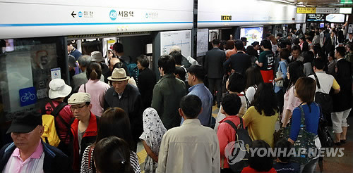 ▲ 사진 = 출근길 혼잡한 지하철역 모습.