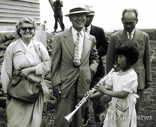 ▲ 6.25 와중에 가곡과 헤어져 제주 보육원으로 보내졌던 소녀가 자기 키만한 클라리넷을 이승만 대통령 내외 앞에서 불고 있다. ⓒ