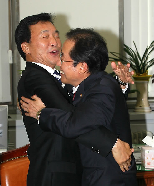 ▲ 신임 한나라당 홍준표 대표가 8일 오후 국회 민주당 대표실을 예방해 손학규 대표와 포옹하고 있다. ⓒ연합뉴스
