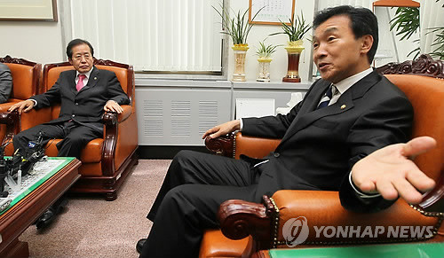 ▲ 신임 한나라당 홍준표 대표가 8일 오후 국회 민주당 대표실을 예방해 손학규 대표와 대화를 나누고 있다. ⓒ연합뉴스